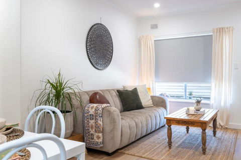 Chic Fully Renovated Mile End Retreat 10 Min Walk To CBD And Close To Cafes - Pubs and Clubs 1