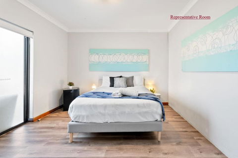 Chic Queen Room - Nearby Station & Olympic Park - Shared Bathroom - Pubs and Clubs 0