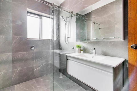 Chic Queen Room - Nearby Station & Olympic Park - Shared Bathroom - Pubs and Clubs 3