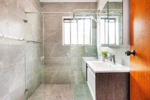 Chic Queen Room - Nearby Station & Olympic Park - Shared Bathroom - Pubs and Clubs 2