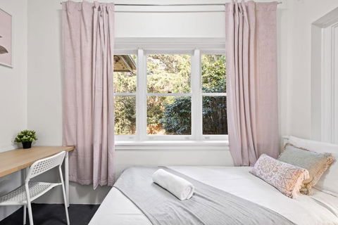 Chic Single Room - Seconds To Transport & Shops - Shared Bathroom - Pubs and Clubs 2