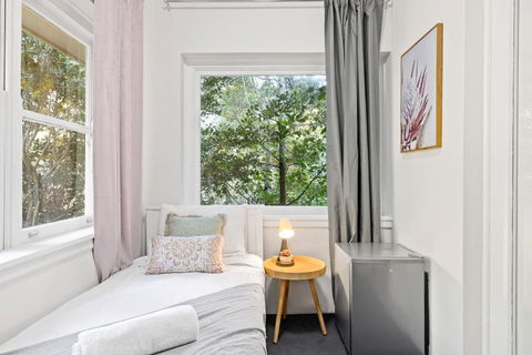 Chic Single Room - Seconds To Transport & Shops - Shared Bathroom - Pubs and Clubs 3