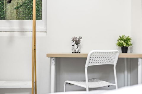 Chic Single Room - Seconds To Transport & Shops - Shared Bathroom - Pubs and Clubs 4