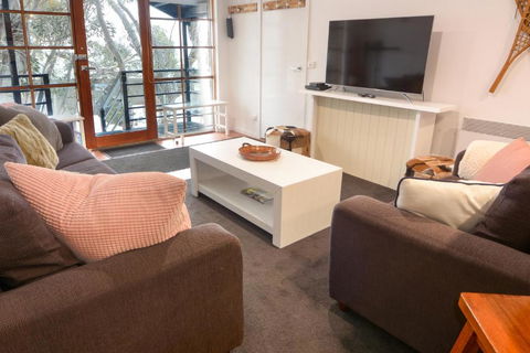 Christiana 5 - Pubs and Clubs 0