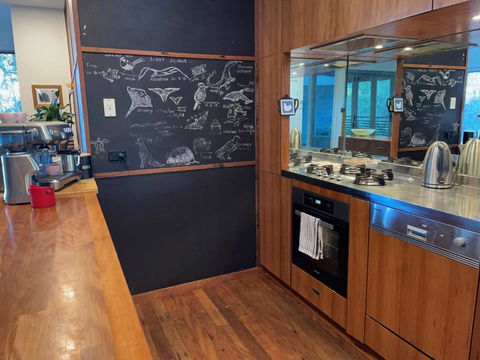 Circuit Beach House - A Piece Of Paradise! - Pubs and Clubs 3