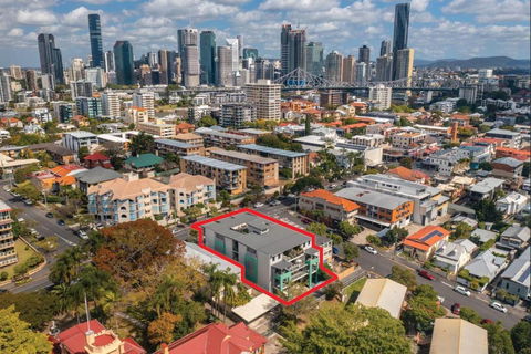 Cirque Apartments - Pubs and Clubs 0