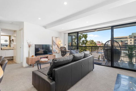 City Life 2BR Apt With Pool,Gym, Sauna, Carbay - Pubs and Clubs 0