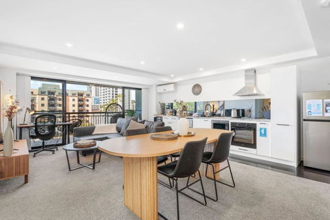 City Life 2BR Apt With Pool,Gym, Sauna, Carbay - Pubs and Clubs 2