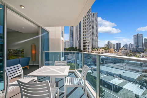 City Meets Coast - Modern Resort Haven By The Beach - Pubs and Clubs 0