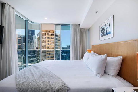 City Meets Coast - Modern Resort Haven By The Beach - Pubs and Clubs 3