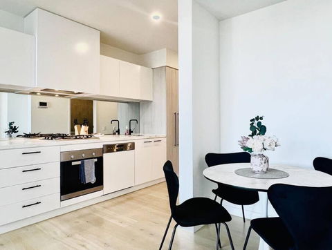 Cityline Serenity 2BR In Monash - Pubs and Clubs 2