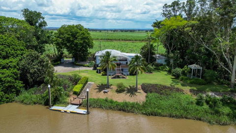 Clarence River Retreat - Oceanstays - Farmstay & Jetty - Pubs and Clubs 0