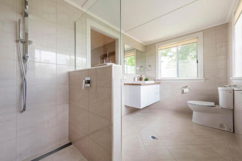 Clarence River Retreat - Oceanstays - Farmstay & Jetty - Pubs and Clubs 4