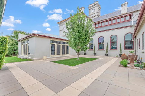 Clocktower Suites - Pubs and Clubs 3