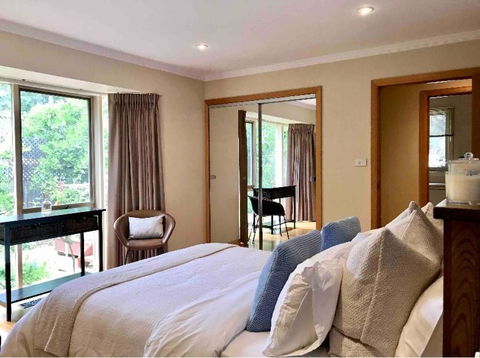 Cloud 9 Guest Suite - Pubs and Clubs 1