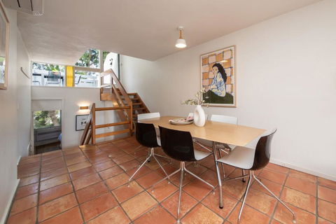 City Lights And Lake Breezes Near Albert Park - Pubs and Clubs 3