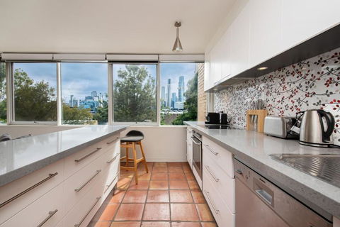 City Lights And Lake Breezes Near Albert Park - Pubs and Clubs 1