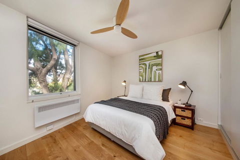 City Lights And Lake Breezes Near Albert Park - Pubs and Clubs 4