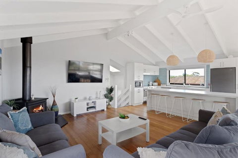 Coastal Comfort Retreat Cowes Phillip Island - Pubs and Clubs 0