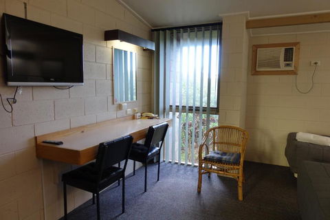 Coal Creek Motel - Pubs and Clubs 4