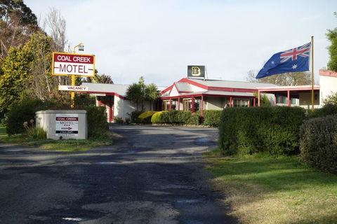 Coal Creek Motel - Pubs and Clubs 0