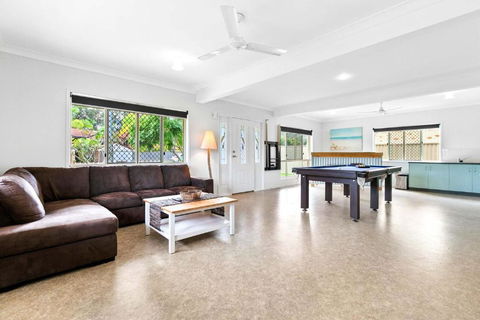 Coastal Bliss 3 Bedroom - Pubs and Clubs 2