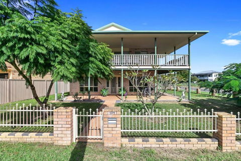 Coastal Bliss 3 Bedroom - Pubs and Clubs 1