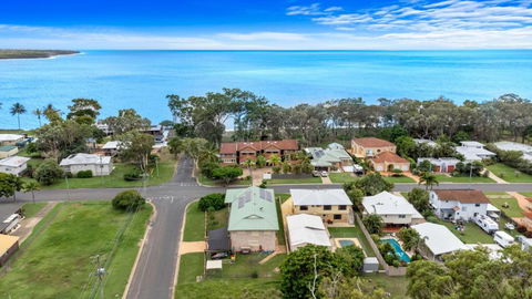 Coastal Bliss 3 Bedroom - Pubs and Clubs 0