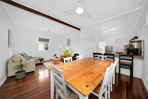 Coastal Cottage - Pubs and Clubs 3