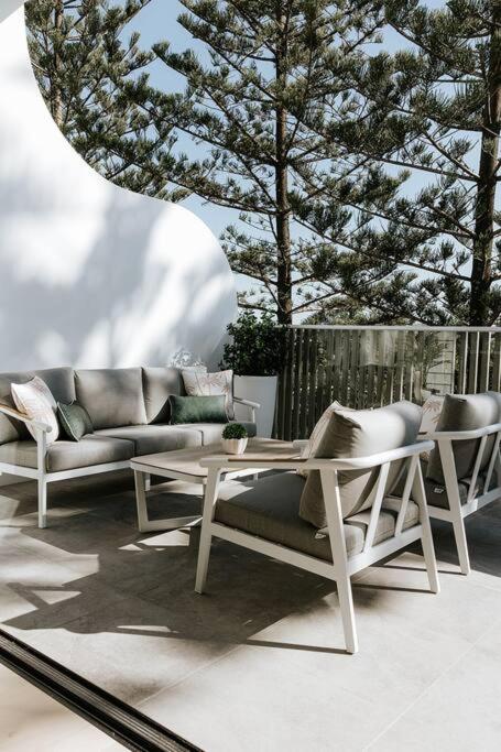 Coastal Elegance Luxurious Living - Pubs and Clubs 2