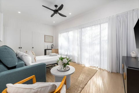 Coastal Elegance Luxurious Living - Pubs and Clubs 3