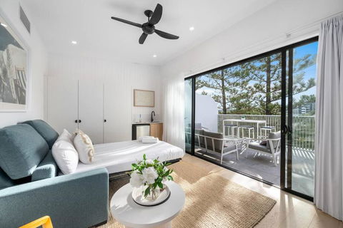 Coastal Elegance Luxurious Living - Pubs and Clubs 4