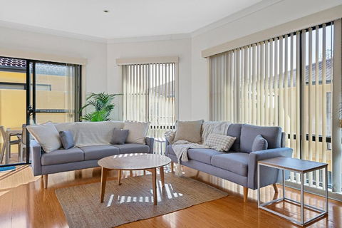 Coastal Getaway In Toowoon Bay By Central Coast Beach Breaks - Pubs and Clubs 0