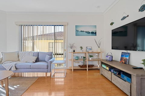 Coastal Getaway In Toowoon Bay By Central Coast Beach Breaks - Pubs and Clubs 1