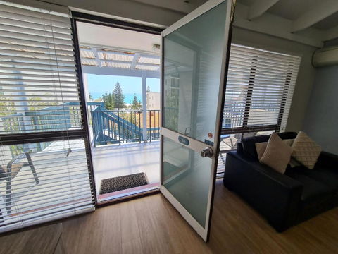 Coastal Living Iconic Scarborough Beach - Pubs and Clubs 4