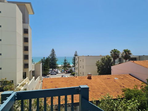 Coastal Living Iconic Scarborough Beach - Pubs and Clubs 1