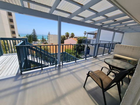 Coastal Living Iconic Scarborough Beach - Pubs and Clubs 3