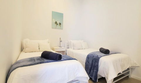 Coastal Salty Kiss Sleeps 4! - Pubs and Clubs 3