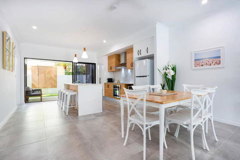 Coastal Villa - Pubs and Clubs 2