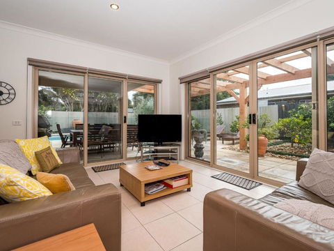 Coastal Villa On Beachcomber! - Pubs and Clubs 4