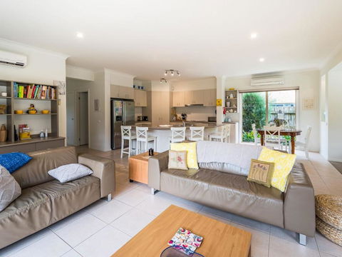 Coastal Villa On Beachcomber! - Pubs and Clubs 3