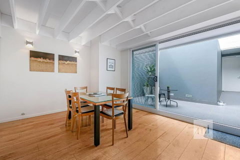 Comfort & Classic In Crows Nest - Pubs and Clubs 3