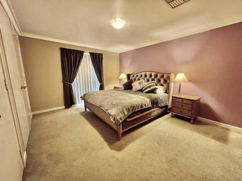 Comfort Getaway - Pubs and Clubs 0