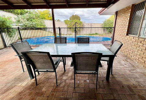 Comfort Getaway - Pubs and Clubs 2