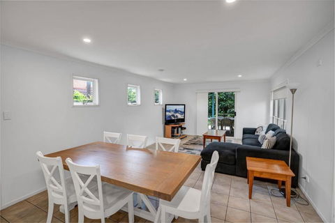 COOLAMAINE 1 Rainbow Beach - Pubs and Clubs 2