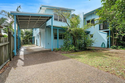 COOLAMAINE 1 Rainbow Beach - Pubs and Clubs 0