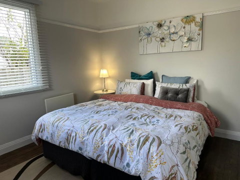 Daisy Cottage On Duke 2BR - Pubs and Clubs 3