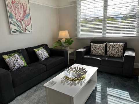 Daisy Cottage On Duke 2BR - Pubs and Clubs 4