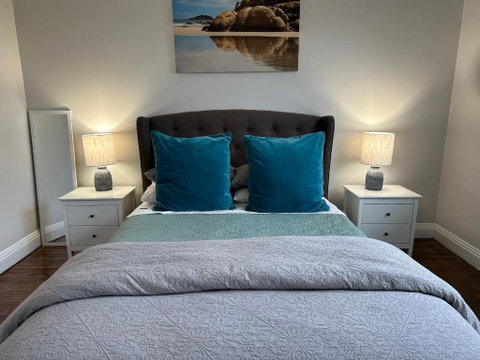 Daisy Cottage On Duke 2BR - Pubs and Clubs 1
