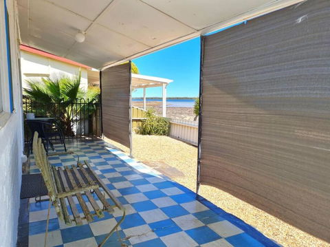 Crab Claw Cottage - Pubs and Clubs 2